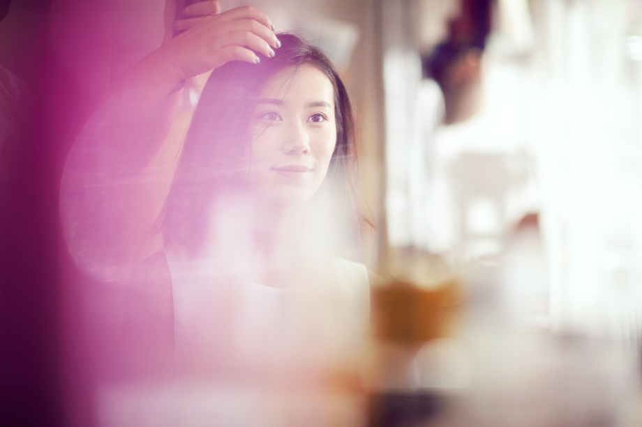 年轻美女在理发店里做头发图片