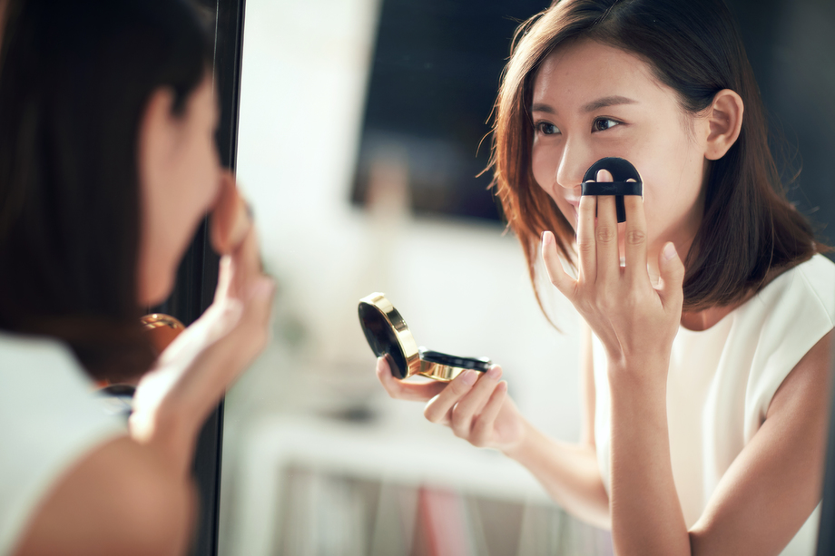 年轻美女扑粉化妆照片
