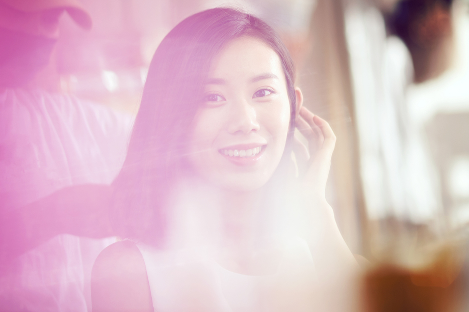 年轻美女在理发店里做头发图片