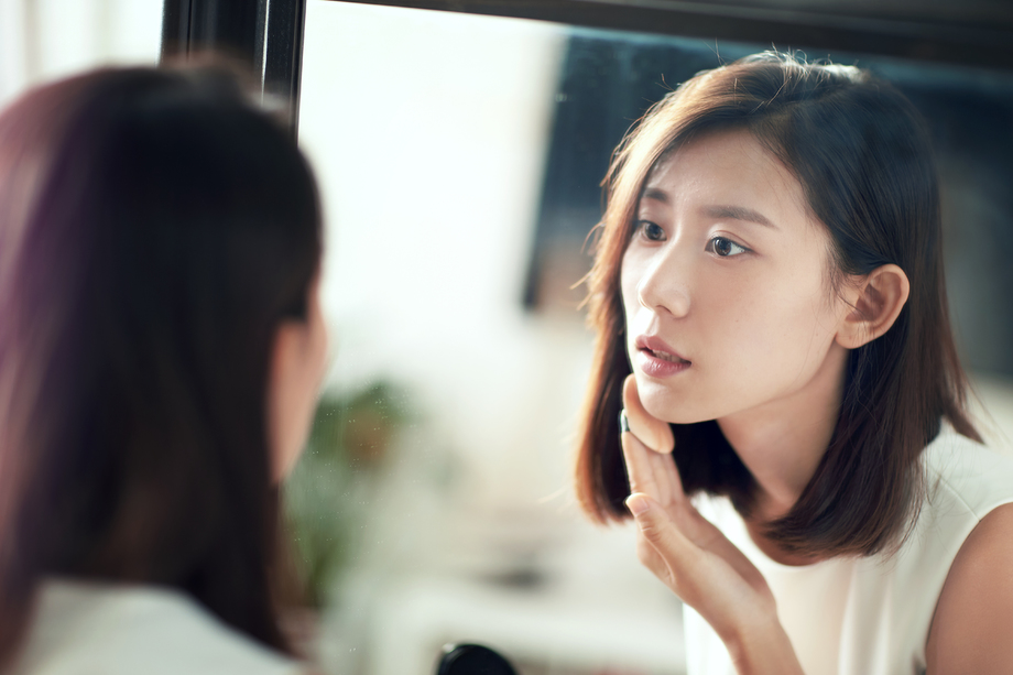 年轻美女扑粉化妆 年轻美女扑粉化妆