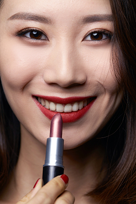 年轻美女化妆图片