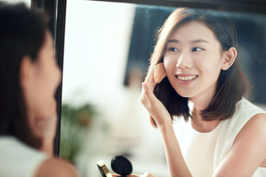 年轻美女扑粉化妆 年轻美女扑粉化妆