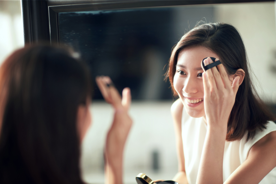 年轻美女扑粉化妆照片