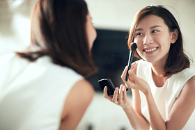 年轻美女化妆照片