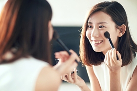 年轻美女化妆图片