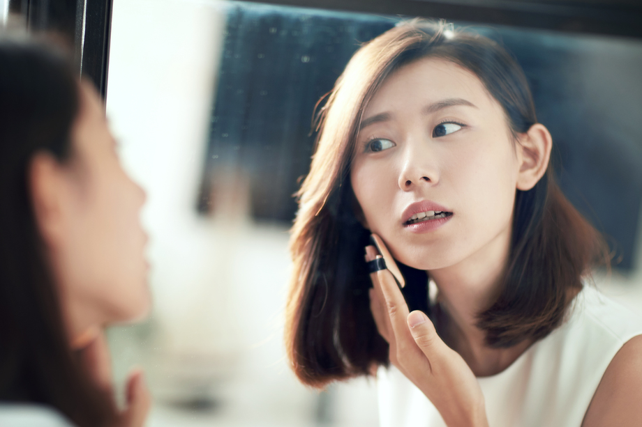 年轻美女扑粉化妆
