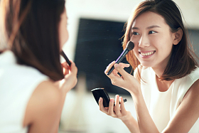 年轻美女化妆图片