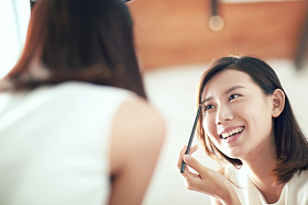 年轻美女化妆照片