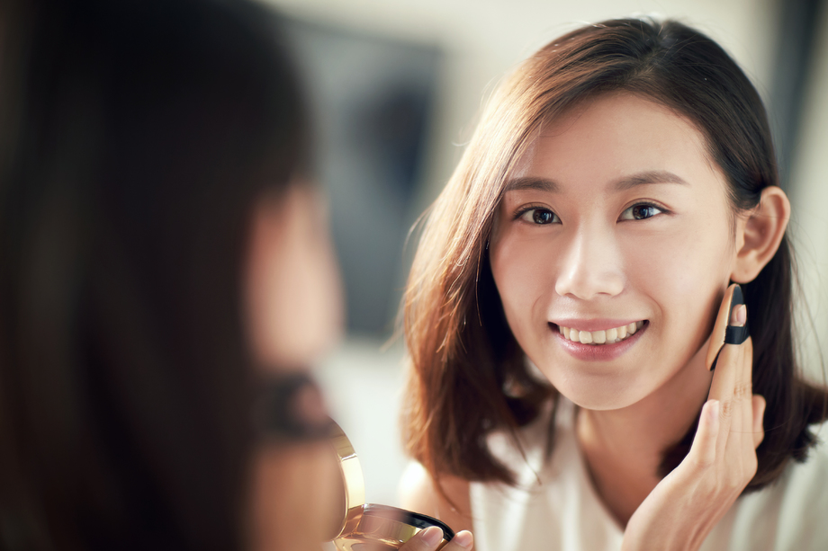 年轻美女扑粉化妆 年轻美女扑粉化妆