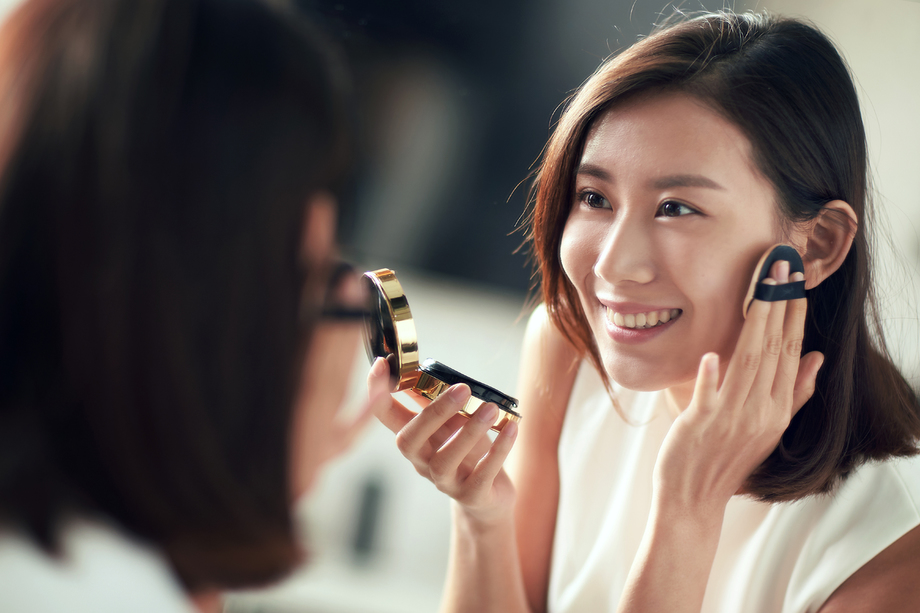 年轻美女扑粉化妆