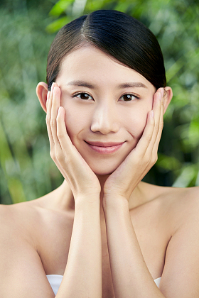 年轻美女做脸部按摩照片
