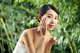年轻美女洗脸