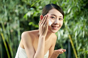 年轻美女洗脸照片