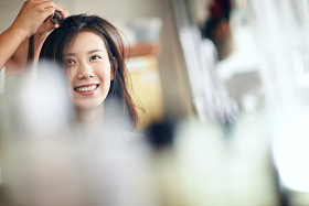 年轻美女在理发店里做头发图片