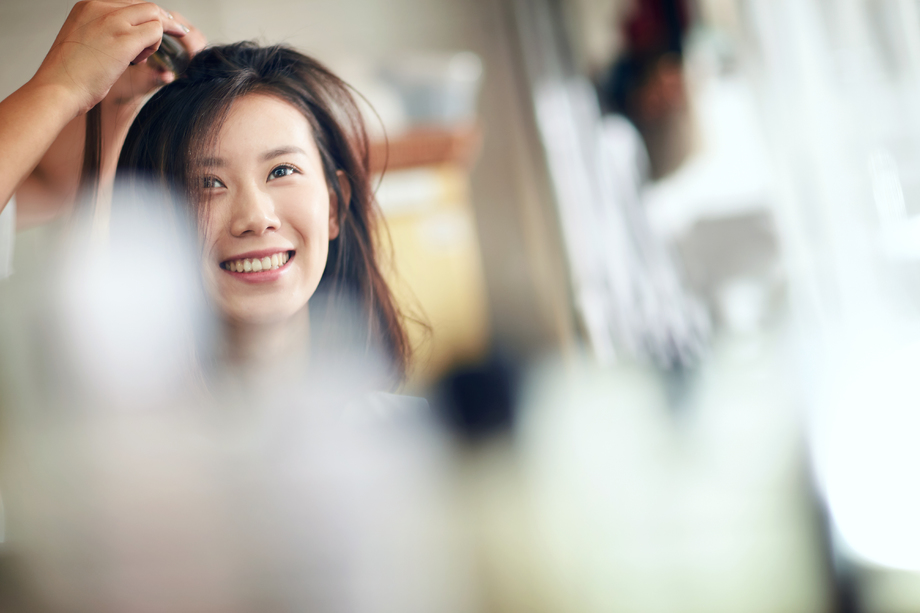 年轻美女在理发店里做头发图片