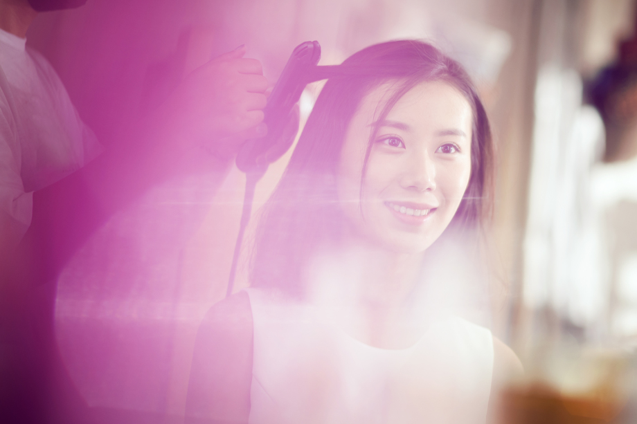 年轻美女在理发店里做头发