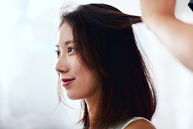 年轻美女在理发店里做头发图片