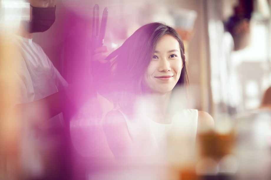 年轻美女在理发店里做头发