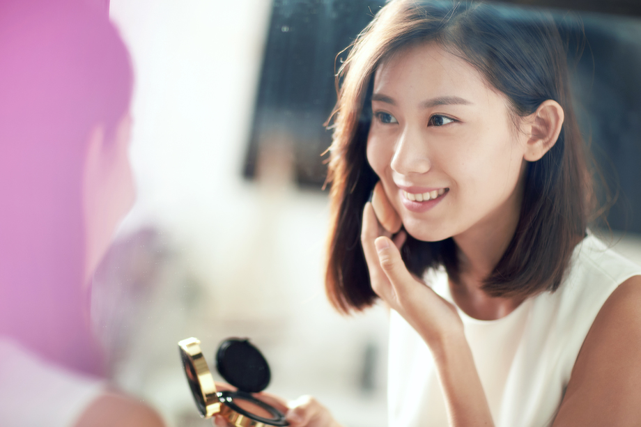 年轻美女扑粉化妆