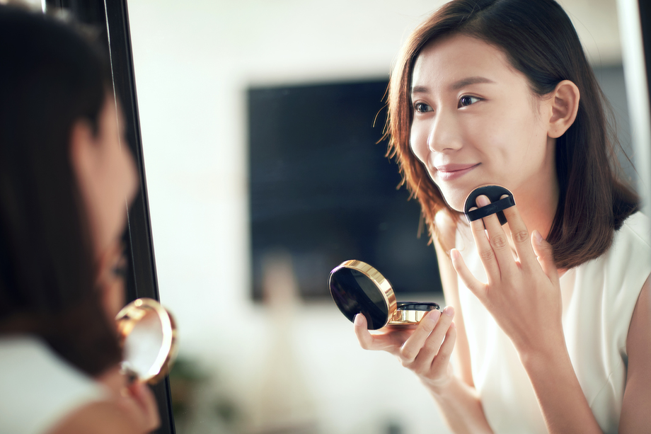 年轻美女扑粉化妆 年轻美女扑粉化妆