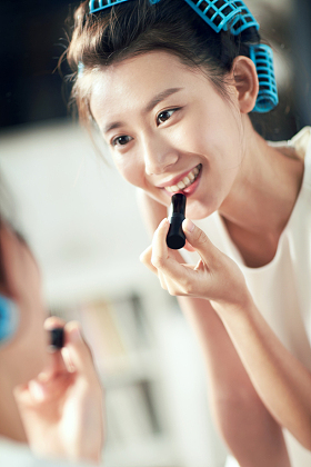 年轻美女化妆照片