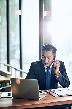 商务男士打电话图片