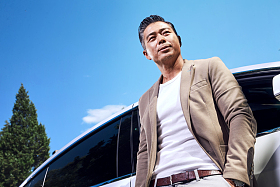 成熟男士站在汽车旁图片