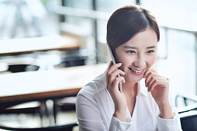 商务女士打电话图片