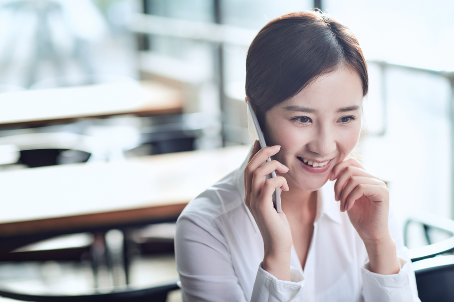 商务女士打电话图片 商务女士打电话图片