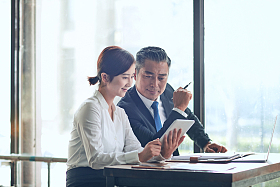 商务人士在讨论工作