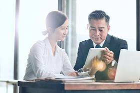 商务人士在讨论工作照片