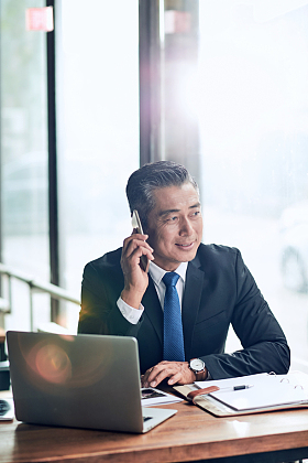 商务男士打电话图片