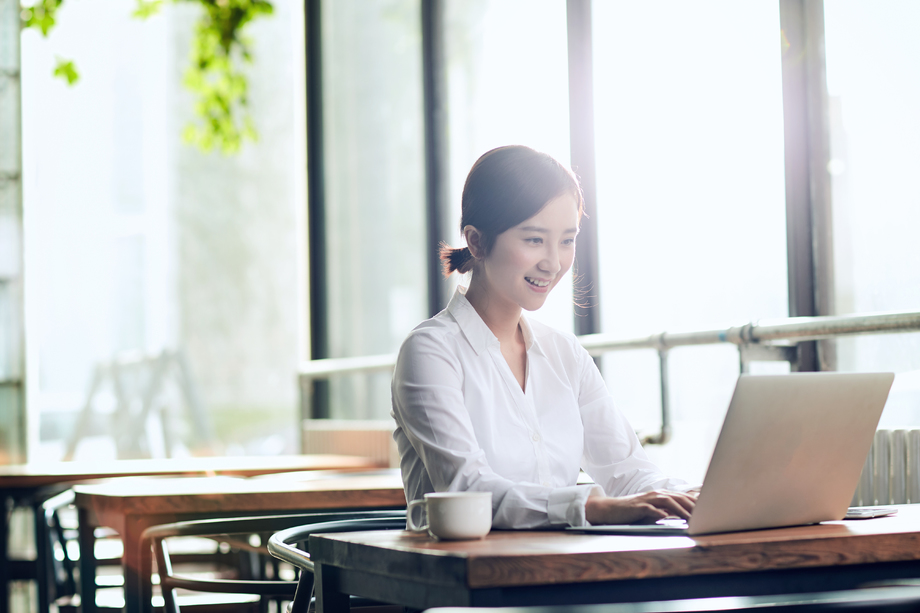 商务女士使用电脑 商务女士使用电脑