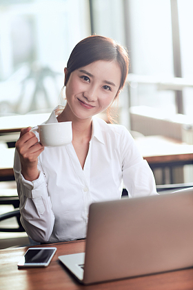 商务女士使用电脑