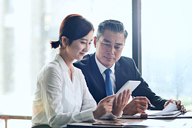 商务人士在讨论工作图片