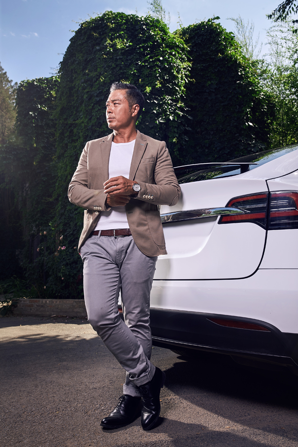 成熟男士站在汽车旁图片