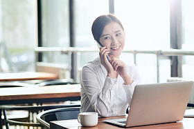 商务女士打电话图片