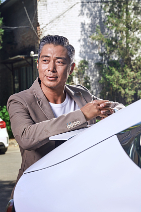 成熟男士站在汽车