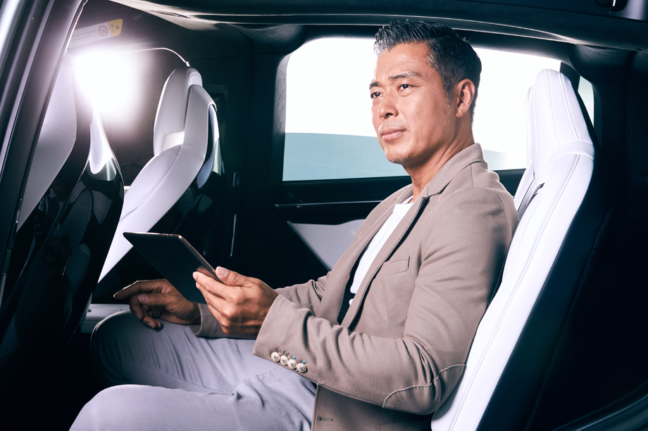 成熟男士坐在汽车里看平板电脑 成熟男士坐在汽车里看平板电脑