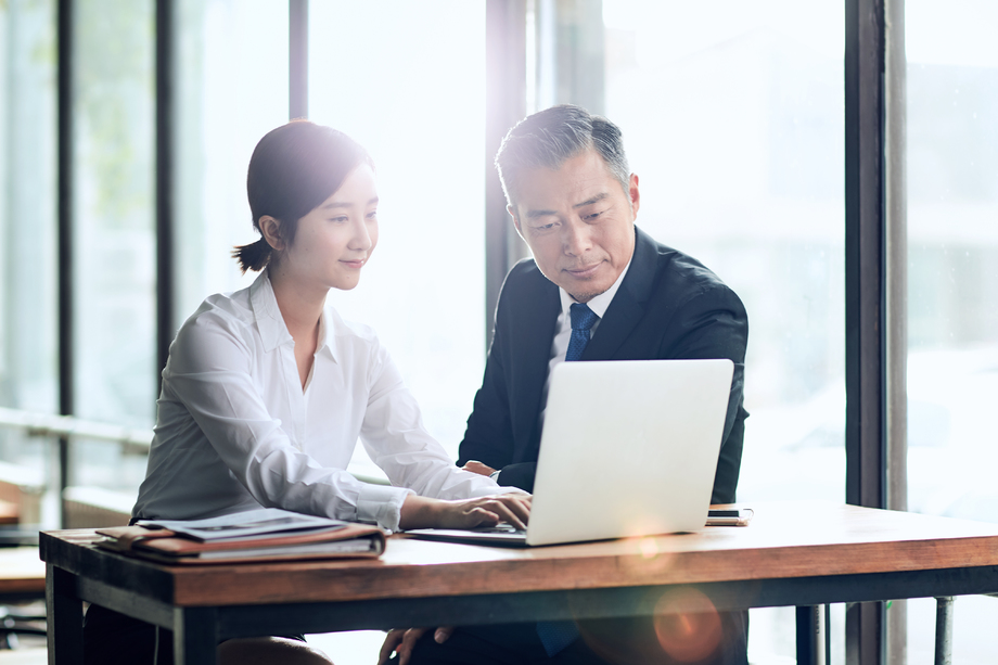 商务人士在讨论工作图片 商务人士在讨论工作图片