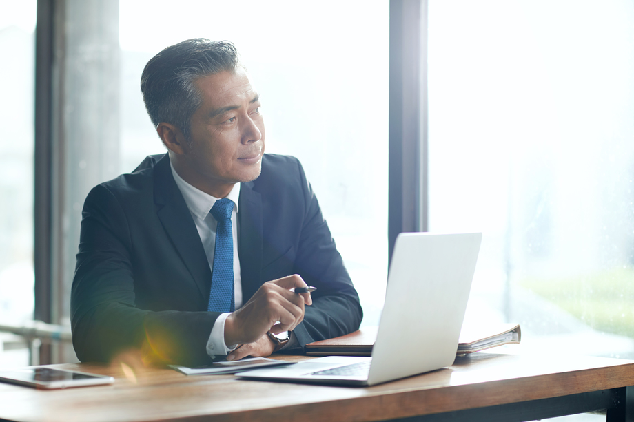 商务男士使用电脑 商务男士使用电脑