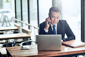 商务男士打电话图片