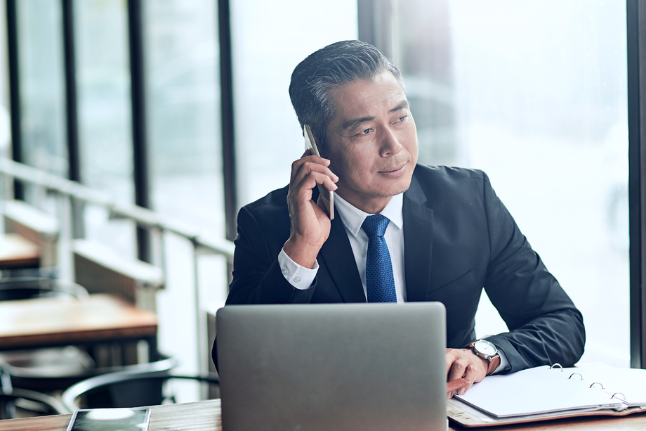 商务男士打电话图片 商务男士打电话图片