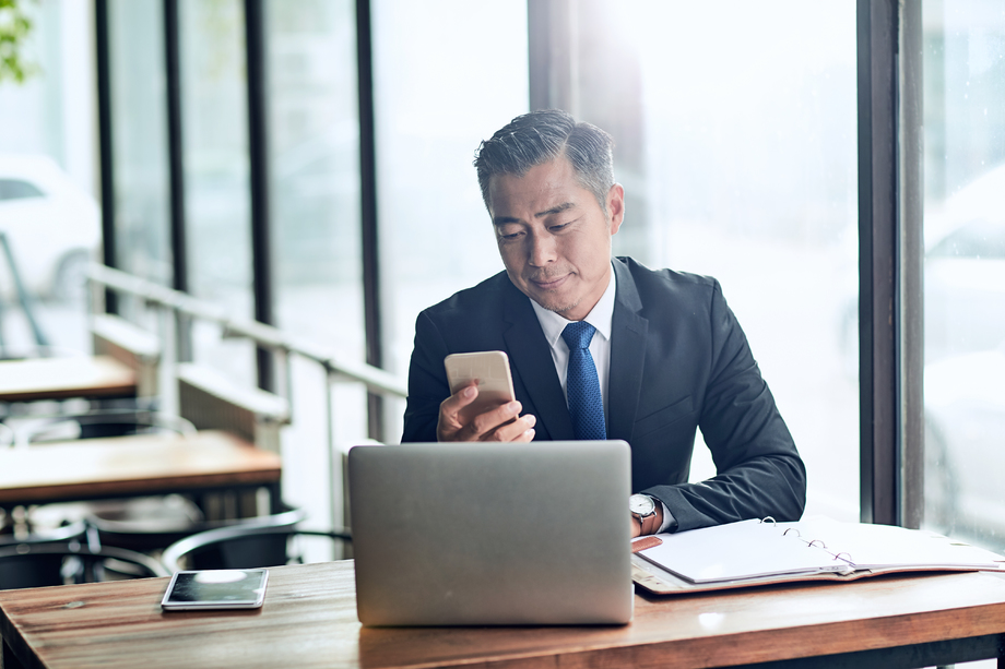 商务男士看手机 商务男士看手机