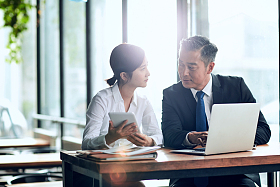 商务人士在讨论工作图片