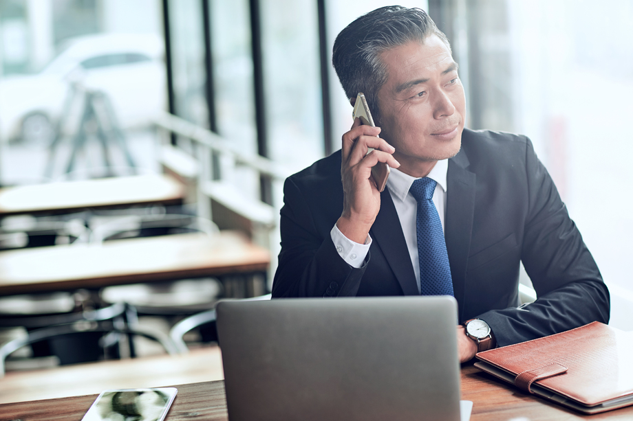 商务男士打电话 商务男士打电话