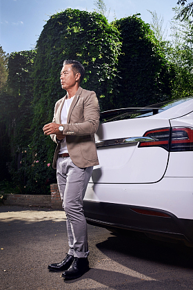 成熟男士站在汽车旁图片