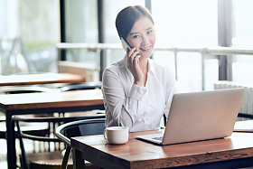 商务女士打电话照片