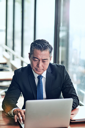 商务男士使用电脑图片