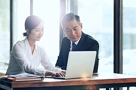 商务人士在讨论工作